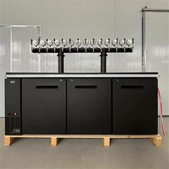 Oluttynnyriannostelija mukautetulla oluttornilla Puerto Ricon asiakkaan tilaa...